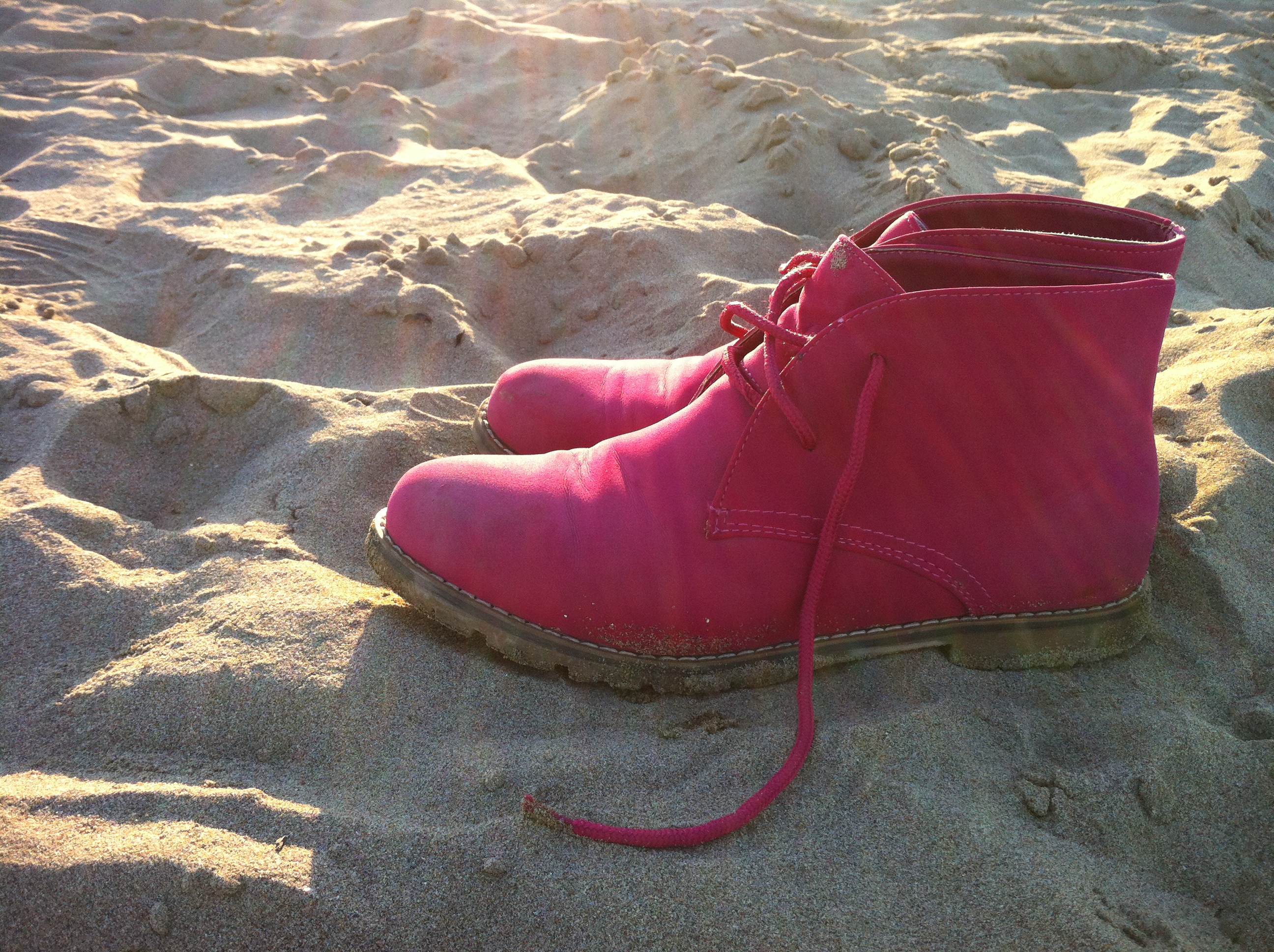scarpe al sole nella spiaggia