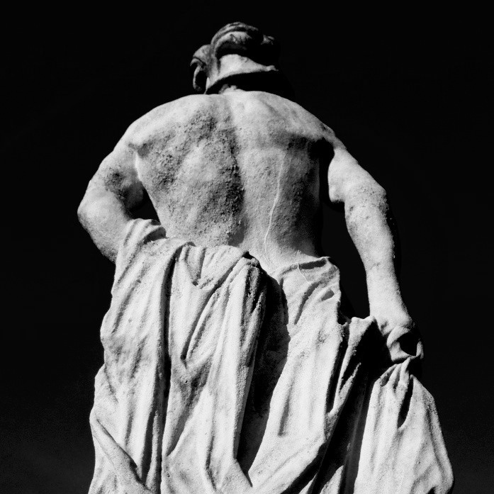 statua - torso visto da dietro - bianco e nero